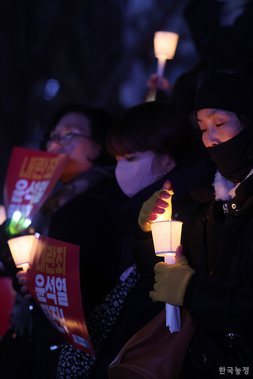 4일 저녁 서울 광화문 동화면세점 앞에서 열린 ‘내란죄 윤석열 퇴진! 국민주권 실현! 사회대개혁! 퇴진광장을 열자! 시민촛불’에 참석한 1만여명의 시민들이 ‘내란죄 윤석열의 퇴진’을 강하게 촉구하고 있다.