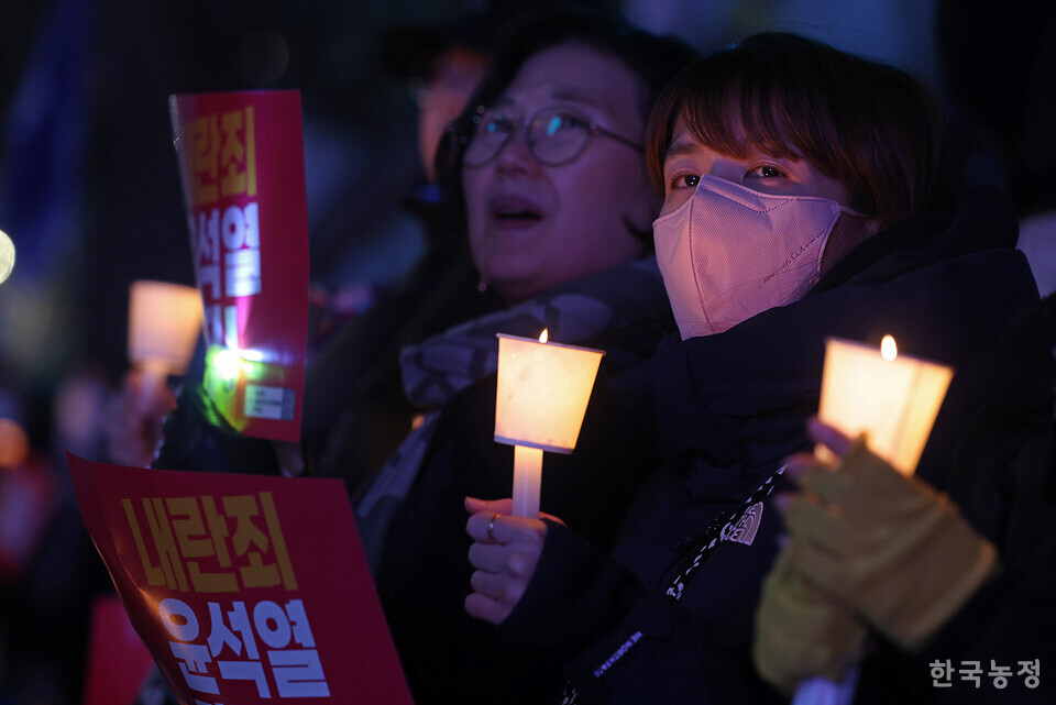 4일 저녁 서울 광화문 동화면세점 앞에서 열린 ‘내란죄 윤석열 퇴진! 국민주권 실현! 사회대개혁! 퇴진광장을 열자! 시민촛불’에 참석한 1만여명의 시민들이 ‘내란죄 윤석열의 퇴진’을 강하게 촉구하고 있다.