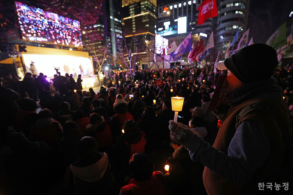 4일 저녁 서울 광화문 동화면세점 앞에서 열린 ‘내란죄 윤석열 퇴진! 국민주권 실현! 사회대개혁! 퇴진광장을 열자! 시민촛불’에 참석한 1만여명의 시민들이 ‘내란죄 윤석열의 퇴진’을 강하게 촉구하고 있다.