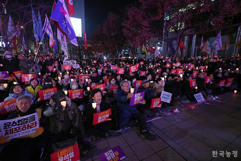 4일 저녁 서울 광화문 동화면세점 앞에서 열린 ‘내란죄 윤석열 퇴진! 국민주권 실현! 사회대개혁! 퇴진광장을 열자! 시민촛불’에 참석한 1만여명의 시민들이 ‘내란죄 윤석열의 퇴진’을 강하게 촉구하고 있다.