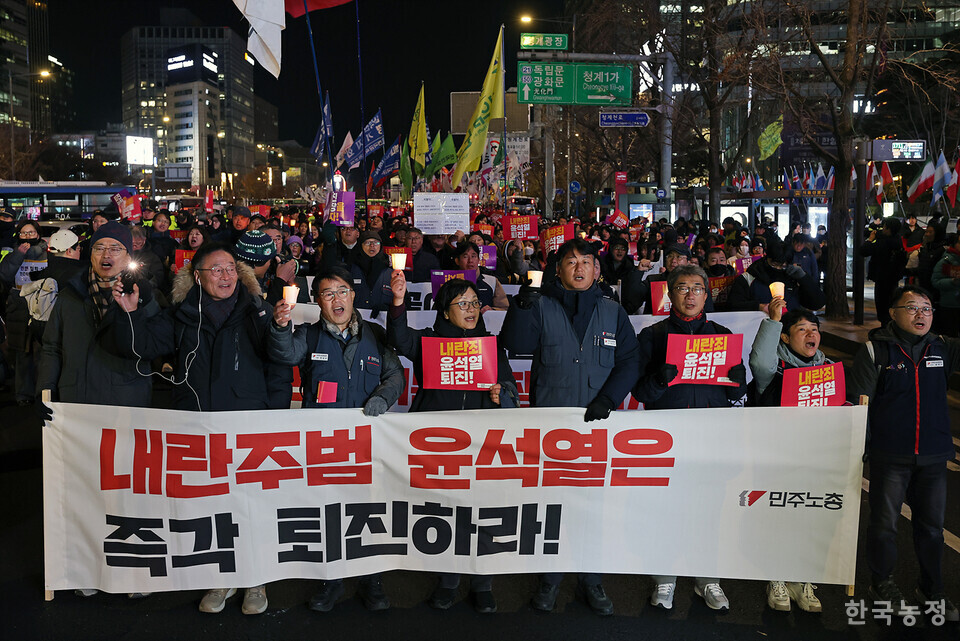 4일 저녁 서울 광화문 동화면세점 앞에서 열린 ‘내란죄 윤석열 퇴진! 국민주권 실현! 사회대개혁! 퇴진광장을 열자! 시민촛불’에 참석한 1만여명의 시민들이 ‘내란죄 윤석열의 퇴진’을 강하게 촉구하며 용산 대통령실을 향해 행진을 시작하고 있다.
