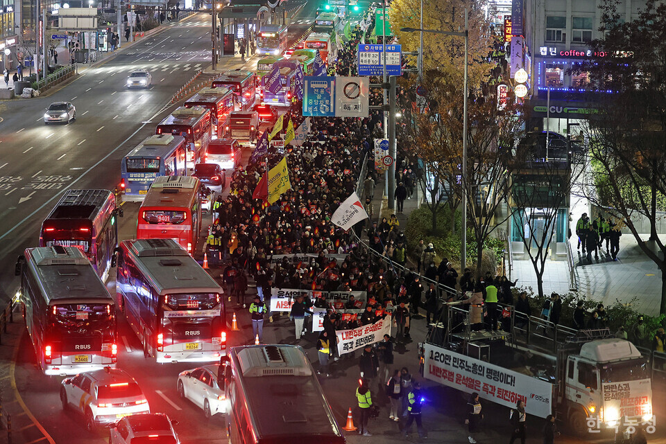4일 저녁 서울 광화문 동화면세점 앞에서 열린 ‘내란죄 윤석열 퇴진! 국민주권 실현! 사회대개혁! 퇴진광장을 열자! 시민촛불’에 참석한 1만여명의 시민들이 ‘내란죄 윤석열의 퇴진’을 강하게 촉구하며 용산 대통령실을 향해 행진하고 있다.
