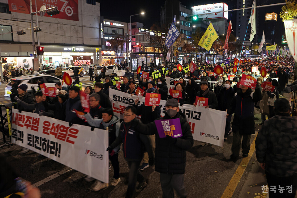 4일 저녁 서울 광화문 동화면세점 앞에서 열린 ‘내란죄 윤석열 퇴진! 국민주권 실현! 사회대개혁! 퇴진광장을 열자! 시민촛불’에 참석한 1만여명의 시민들이 ‘내란죄 윤석열의 퇴진’을 강하게 촉구하며 용산 대통령실을 향해 행진하고 있다.