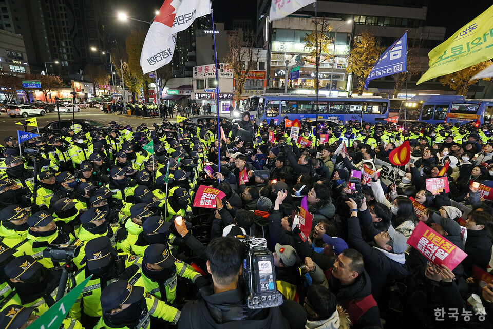 4일 저녁 서울 광화문 동화면세점 앞에서 열린 ‘내란죄 윤석열 퇴진! 국민주권 실현! 사회대개혁! 퇴진광장을 열자! 시민촛불’에 참석한 1만여명의 시민들이 ‘내란죄 윤석열의 퇴진’을 강하게 촉구하며 용산 대통령실을 향해 행진하던 중 숙대입구 근처에서 경찰과 대치하고 있다.