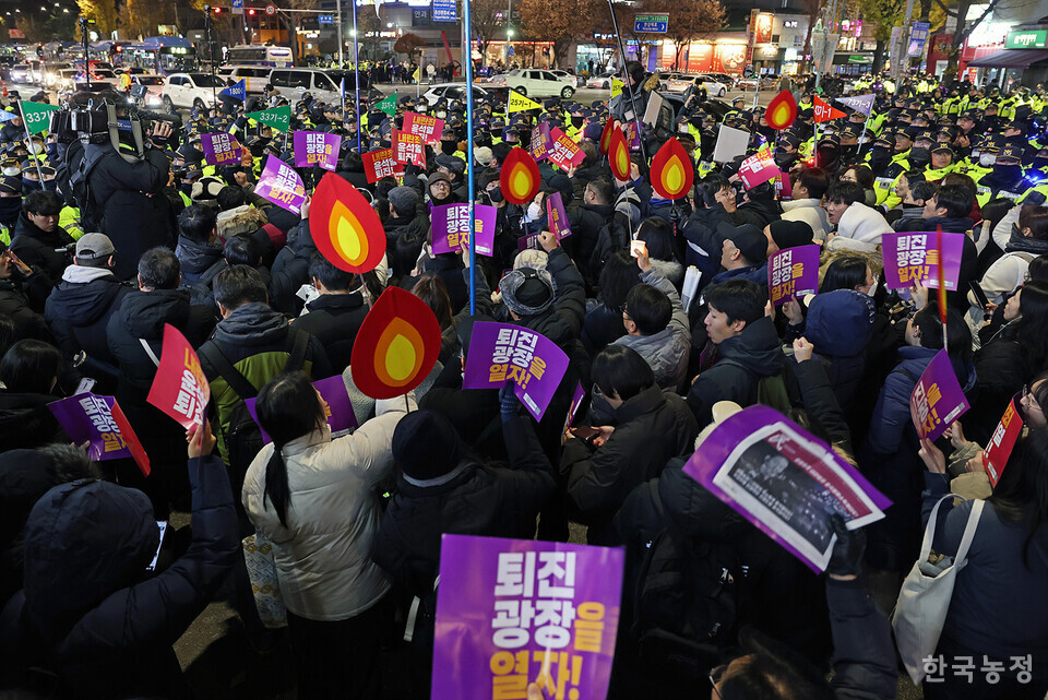 4일 저녁 서울 광화문 동화면세점 앞에서 열린 ‘내란죄 윤석열 퇴진! 국민주권 실현! 사회대개혁! 퇴진광장을 열자! 시민촛불’에 참석한 1만여명의 시민들이 ‘내란죄 윤석열의 퇴진’을 강하게 촉구하며 용산 대통령실을 향해 행진하던 중 숙대입구 근처에서 경찰과 대치하고 있다.