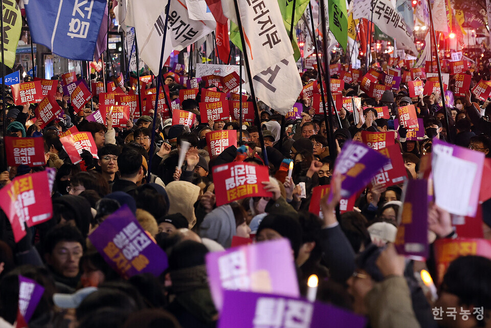 4일 저녁 서울 광화문 동화면세점 앞에서 열린 ‘내란죄 윤석열 퇴진! 국민주권 실현! 사회대개혁! 퇴진광장을 열자! 시민촛불’에 참석한 1만여명의 시민들이 ‘내란죄 윤석열의 퇴진’을 강하게 촉구하고 있다.