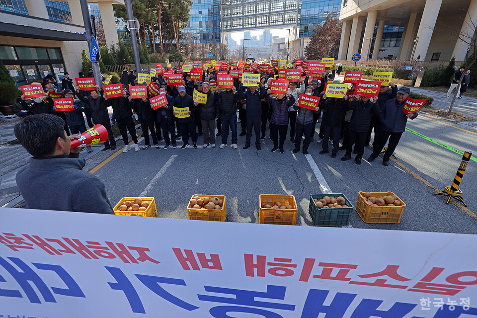 지난 4일 정부세종청사 농림축산식품부 앞에서 열린 ‘폭염재해 일소피해 배 재해대책 촉구 전국 배농가 대표자대회’에서 농민들이 폭염 일소피해 자연재해 인정 및 일괄 보상 등을 정부에 촉구하고 있다. 한승호 기자