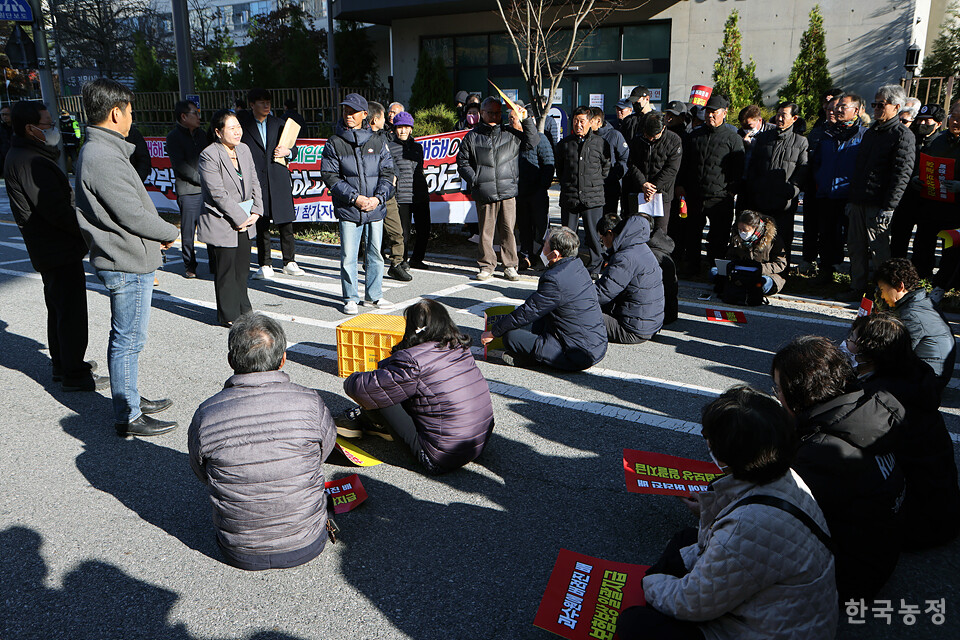 지난 4일 정부세종청사 농림축산식품부 앞에서 열린 ‘폭염재해 일소피해 배 재해대책 촉구 전국 배농가 대표자대회’에서 농식품부 관계자가 '검토해보겠다'는 입장을 농민들에게 전달하고 있다. 한승호 기자