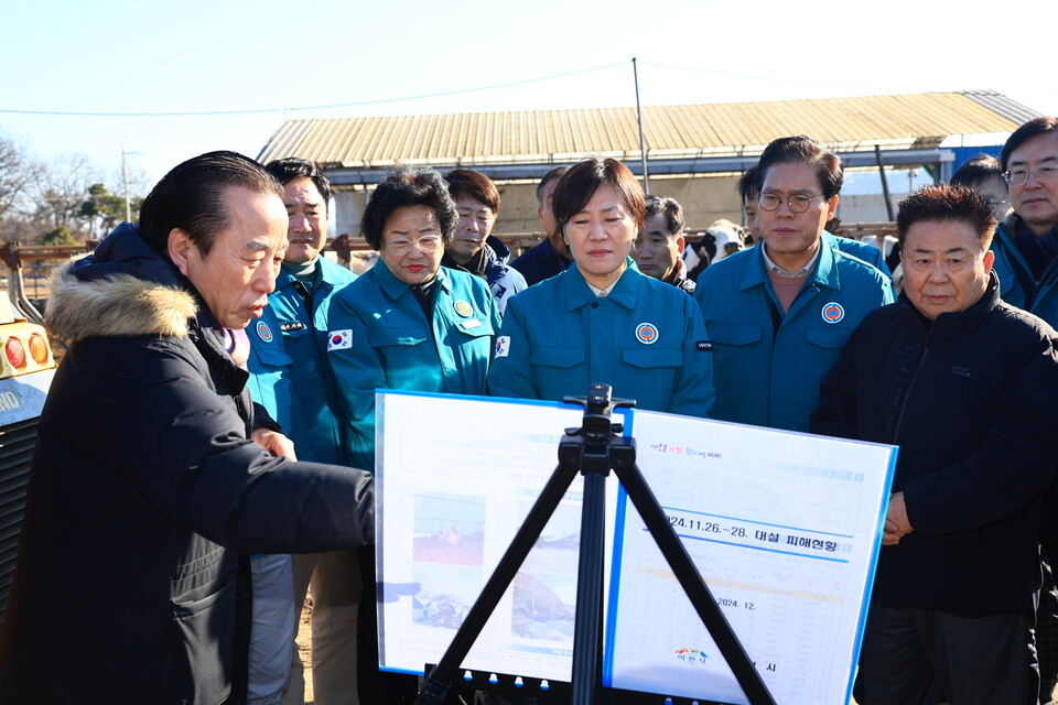 이승호 한국낙농육우협회장(왼쪽)이 지난 8일 경기도 이천의 한 젖소농장에서 송미령 농림축산식품부 장관 등 정부 관계자들을 상대로 피해현황을 설명하고 있다. 한국낙농육우협회 제공
