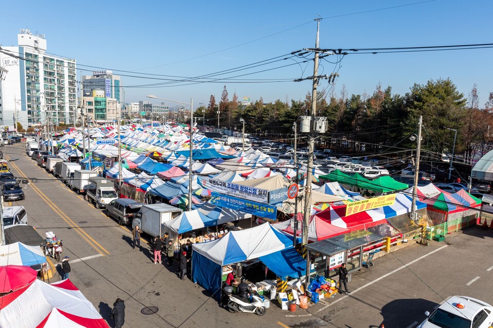한눈에 보이는 것이 전부인 김포오일장. 사진 류관희 작가