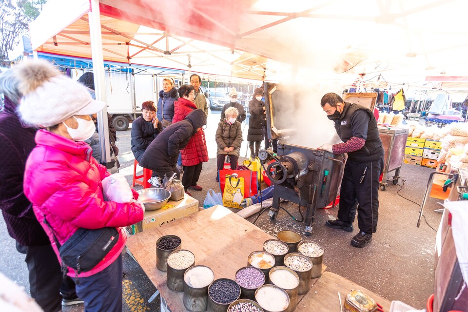 어린 시절 추억을 돋게 하는 뻥튀기, 뻥소리가 나기 전 호루라기 소리가 먼저 들린다. 사진 류관희 작가