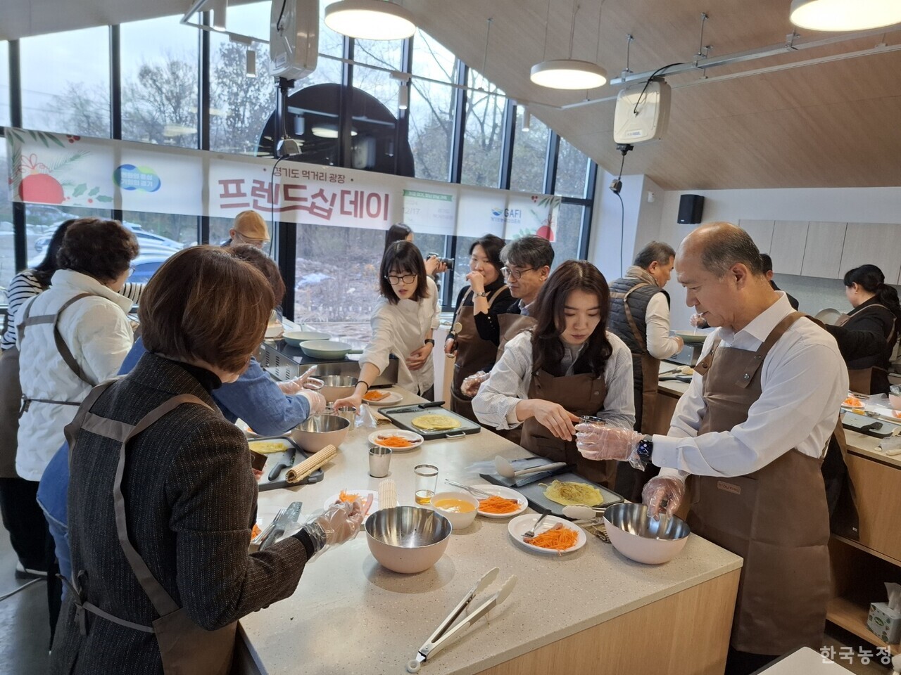지난 17일 경기도 수원시 경기상상캠퍼스(옛 서울대 농대 캠퍼스) 내 ‘경기도 먹거리광장’에서 경기도·경기도농수산진흥원 주최로 열린 ‘프랜드십 데이’ 행사 중 도내 생산자·소비자 단체 관계자들이 경기도산 식재료로 김밥을 만드는 시간을 가지고 있다.
