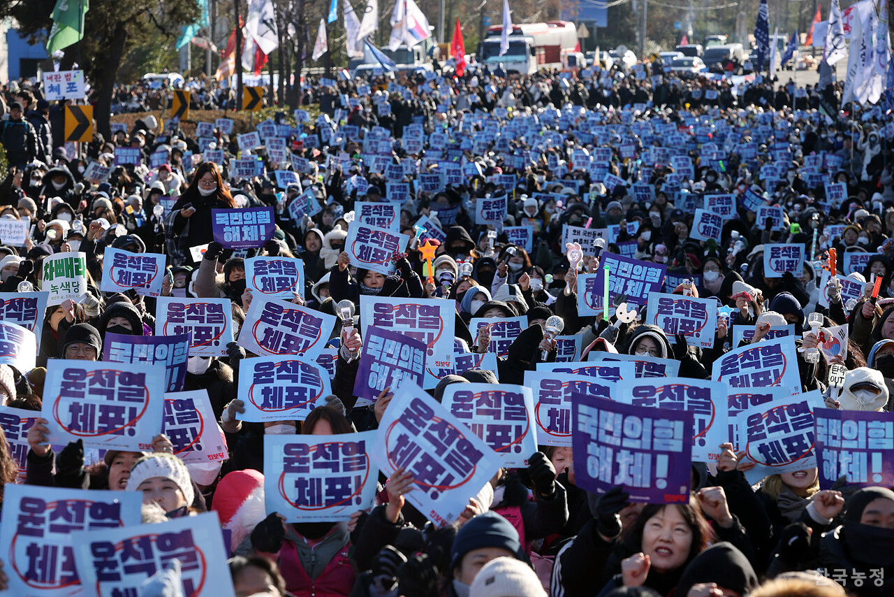 ‘12.3 내란 사태’가 윤석열 탄핵으로만 결말 지워져서는 안 된다. 대한민국의 민주주의가 다시 회복되고, 그동안 소외됐던 목소리들이 이 나라에서 자기 자리를 찾는 사회대개혁이 이뤄져야 한다. 남태령에서의 농민과 시민의 연대는 앞으로 나아가야 할 방향을 보여줬다. 지난해 12월 22일 서울 서초구 남태령역 앞에서 열린 ‘내란수괴 윤석열 즉각 체포·구속! 농민 행진 보장 촉구 시민대회’에서 1만여명의 시민들이 전봉준투쟁단의 트랙터 행진 보장을 촉구하며 ‘윤석열 체포’ 등을 외치고 있다. 한승호 기자