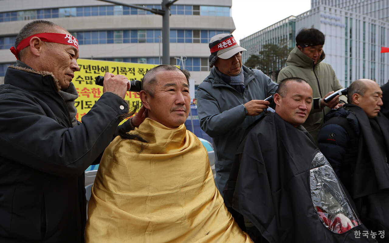 경기지역 시설원예 농민들이 지난해 12월 27일 경기도청 북문 앞에서 집회를 열고 폭설 피해의 조속한 복구지원을 촉구하며 삭발에 나서고 있다.