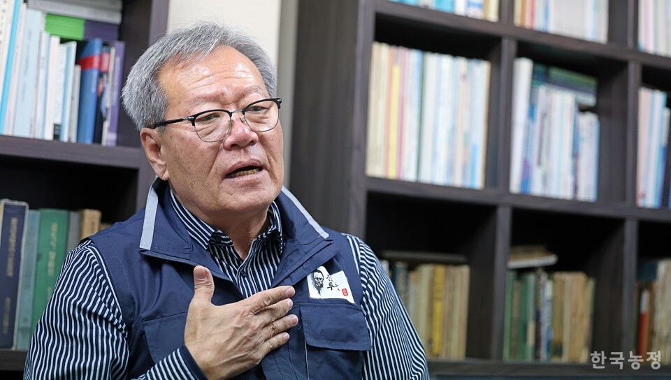 하원오 전국농민회총연맹 의장이 지난 8일 서울 용산 전농 회의실에서 2025년 농민운동진영엔 어떤 변화와 결의가 필요한지 이야기하고 있다. 한승호 기자