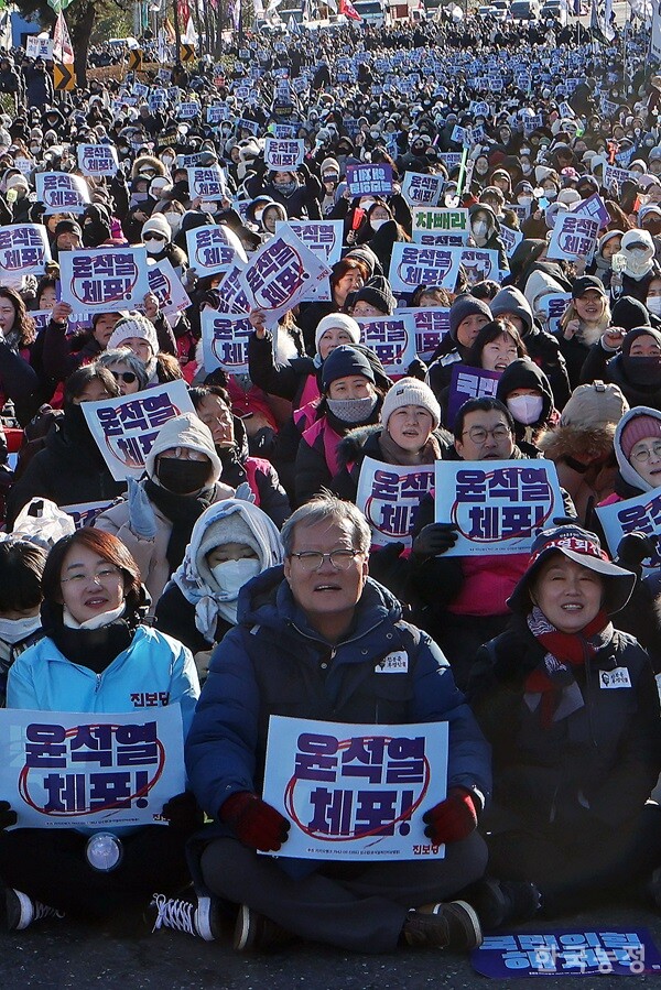 지난해 12월 22일 서울 서초구 남태령역 앞에서 열린 ‘내란수괴 윤석열 즉각 체포·구속! 농민 행진 보장 촉구 시민대회’에서 하원오 전농 의장(앞줄 가운데)이 1만여명의 시민들과 함께 전봉준투쟁단의 트랙터 행진 보장을 촉구하며 `윤석열 체포'를 외치고 있다. 한승호 기자