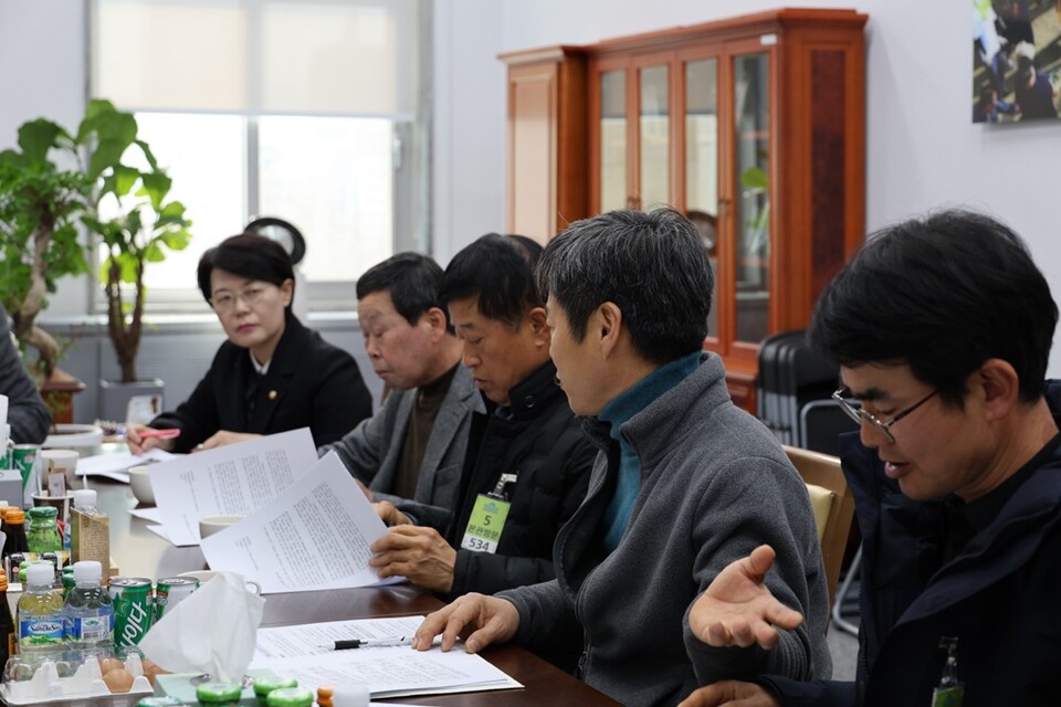 지난해 12월 17일 어기구 농림축산식품해양수산위원회 위원장과 전종덕 의원(진보당)이 국회 농해수위원장실에서 마련한 배 일소피해 및 사과 일소피해 간담회 모습. 전종덕 의원실 제공 