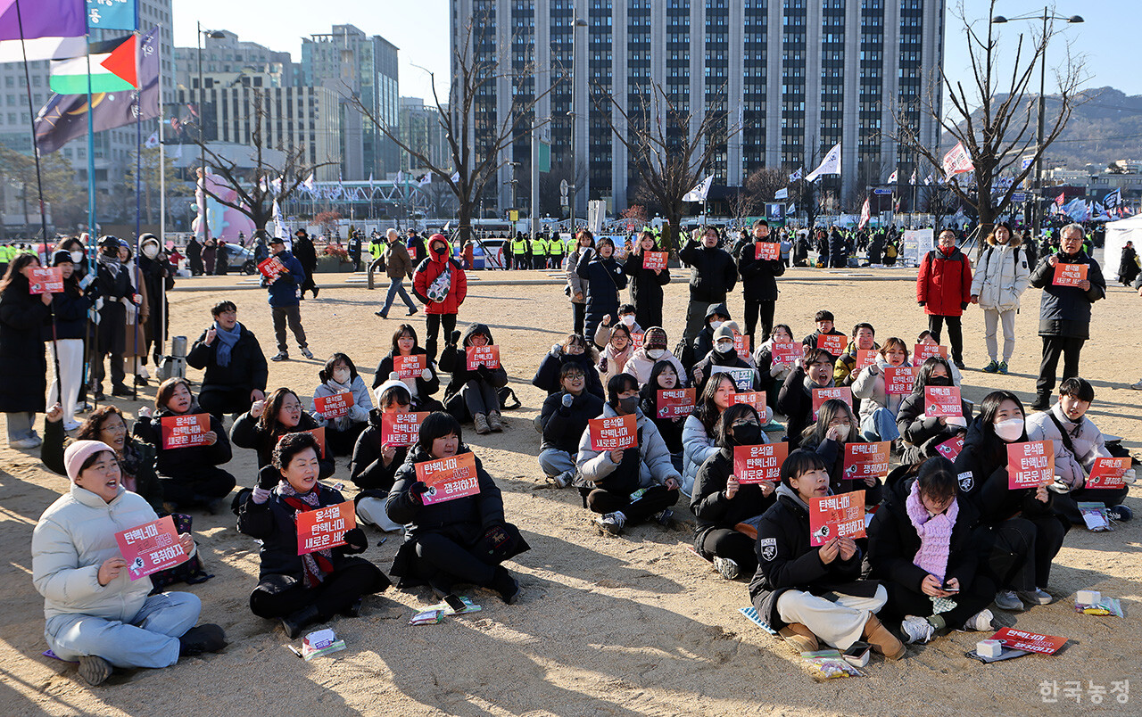 지난 11일 오후 서울 광화문 앞 의정부지 역사유적광장에서 ‘퇴진너머 차별없는 세상을 그리는 청년 대학생 사전집회 : 농민과 대학생이 함께 외치는 농민생존권이 보장받는 세상’이 열리고 있다. 한승호 기자