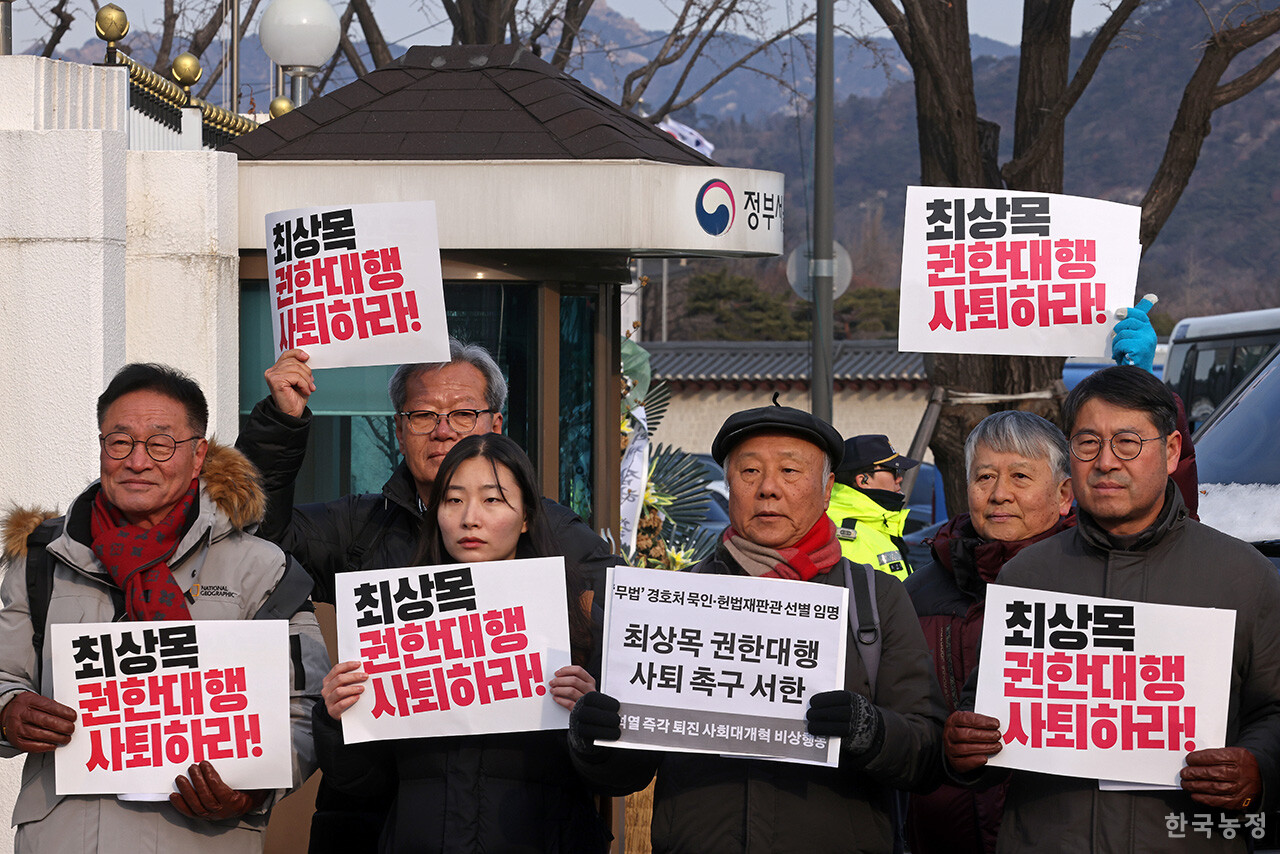 '12.3 내란 사태' 과정에서 경제관료 출신인 한덕수, 최상목 대통령 권한대행이 보인 여러 가지 문제적인 행태에 대해서는 반드시 평가가 필요하다. 내란에 동조 내지는 묵인했는지에 대해서도 수사·조사가 필요할 것이고, 이들이 자의적이고 선별적으로 권한을 행사한 것에 대해서도 평가가 필요하다. 그리고 이들이 말하는 ‘먹지도 못하는 먹거리’가 아닌 ‘진짜 먹거리’에 대해서 진지한 논의가 필요하다. 지난 8일 윤석열즉각퇴진·사회대개혁 비상행동 대표자들이 광화문 정부서울청사 앞에서 ‘경호처장 불법행위 묵인하는 최상목 권한대행 사퇴 촉구 기자회견’을 연 뒤 사퇴 촉구 서한을 전달하기 위해 청사 민원실로 향하고 있다. 한승호 기자