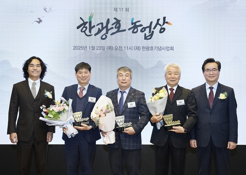 제11회 한광호농업상 시상식이 지난달 23일 서울 종로구 평창동 화정박물관에서 성황리에 열린 가운데 올해 수상자들이 기념 사진을 찍고 있다. (재)한광호 기념사업회 제공 