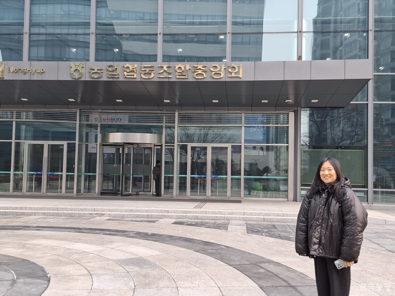 영화 '그녀는 왜 사과를 따먹었을까' 연출자 김예랑 감독이 모처럼 농협중앙회 앞에 섰다.