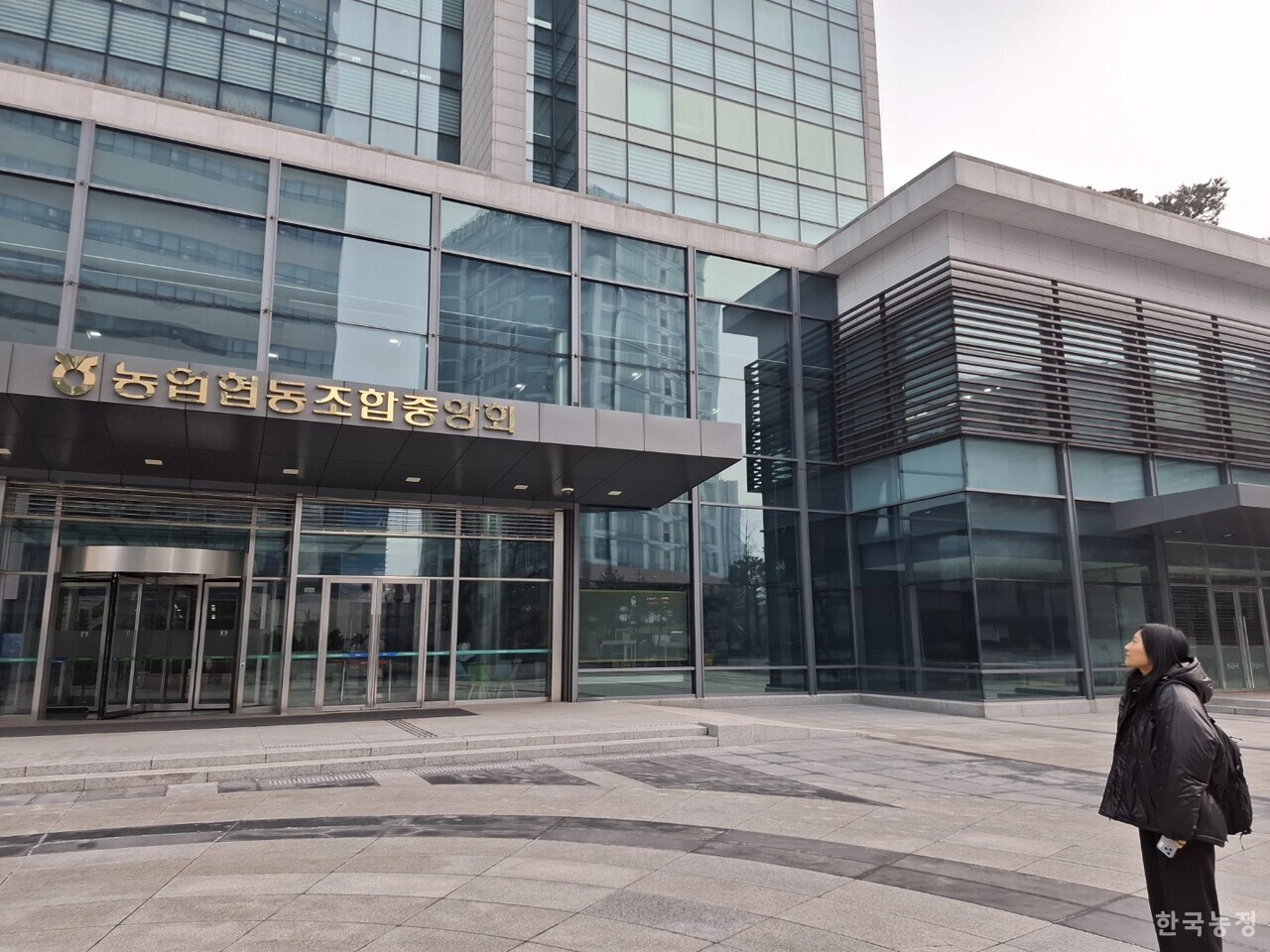 영화 '그녀는 왜 사과를 따먹었을까' 연출자 김예랑 감독이 본인이 한때 계약직 노동자로 근무했던 농협중앙회 본관을 바라보고 있다.