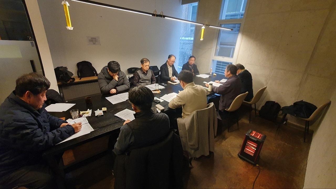 지역리더대학원 공동운영 조직이 지난 6일 한살림연합 회의실에서 지역리더대학원 운영을 위한 회의를 하고 있다. 지역재단 제공