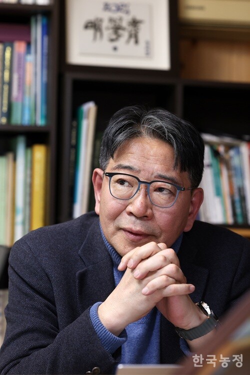 오는 28일 정년퇴임을 앞두고 있는 윤병선 건국대 교수는 한국농정과의 인터뷰에서 “대통령 탄핵 국면과 맞물려 있는 조기 대선 정국에서 반드시 농업과 먹거리와 관련한 비전이 나와야 한다. 우리 사회가 농업 문제를 바라보는 패러다임을 전환해야 한다”며 “농업은 사회가 온전히 존속하기 위한 출발점”이라고 강조했다.  한승호 기자