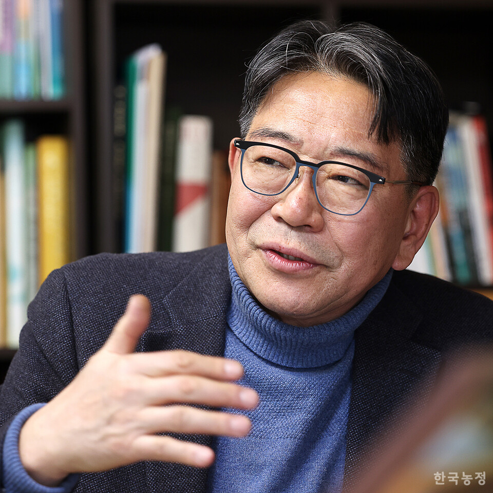 "농업은 생산적 측면은 물론 지역과의 연계고리, 공동체적 관계성 등 복합적인 가치로 봐야 한다. 농 안에 사람을 투영해서 생활로서 농업의 가치까지 평가해야 한다. 화폐적 투입·산출에만 매몰돼 농업을 바라보면 우리 먹거리로서의 농업엔 미래가 없다." 한승호 기자