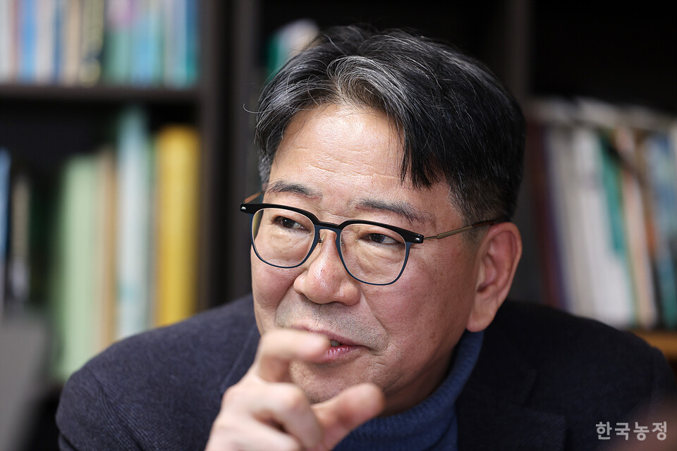 "우리 사회에서 농업 문제를 바라보는 패러다임의 전환, 즉 농업은 경쟁력이 없어서 사라져야 할 산업으로 치부하고 있는 관점을 바꿔내야만 한다. 농업은 사회가 온전히 존속하기 위한 출발점이다. 이러한 인식의 전환이 시급하다." 한승호 기자
