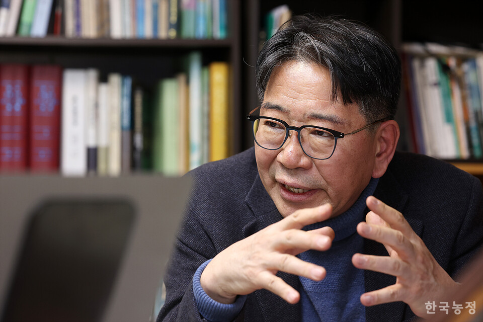 "농은 결코 고정된 틀에 꿰맞출 수 없다. 다양한 형태로 채워진다. 농민은 흔들릴 뿐이지 자기 갈 길을 가는 사람들이고, 어려운 현실에도 자부심을 갖고 살아가는 사람들이다. 농산물은 우리가 살아가는 데 필수적인 가치가 있고 먹거리로부터 자유로운 사람은 없다는 것이 변하지 않는 진리임을 보다 많은 사람이 명심했으면 한다." 한승호 기자