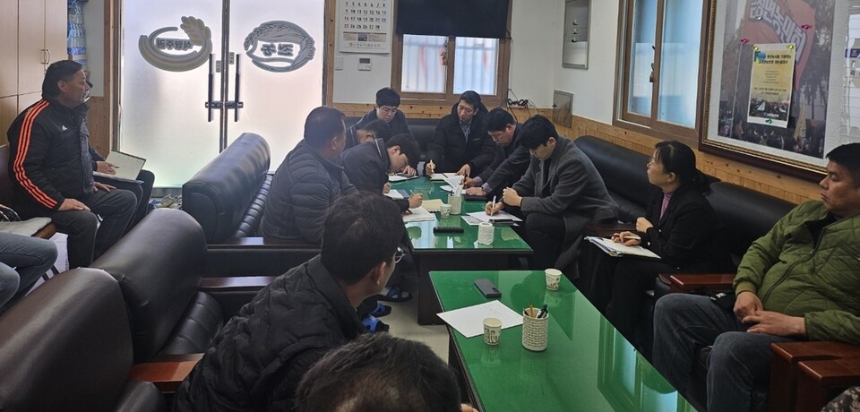  금정대봉감대책위원회가 지난 13일 전남 영암군 금정면 영암군농민회 금정면지회 사무실에서 농업정책보험금융원 관계자들과 면담하고 있다. 금정대봉감대책위원회 제공 