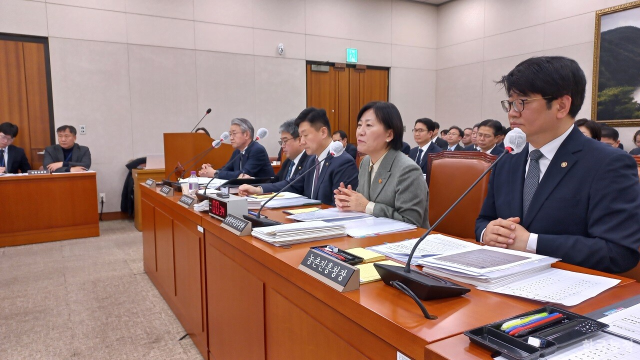 지난 18일 국회 농림축산식품해양수산위원회 전체회의에서 송미령 농림축산식품부 장관이 의원들의 질의에 답변하고 있다.