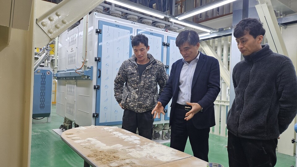 정병우 농촌진흥청 국립식량과학원 밭작물개발부 부장(가운데)이 지난달 28일 경남 함양 밀 밸리화 시범단지를 찾아 밀 봄 파종 현장과 제분 시설을 돌아봤다. 농촌진흥청 제공