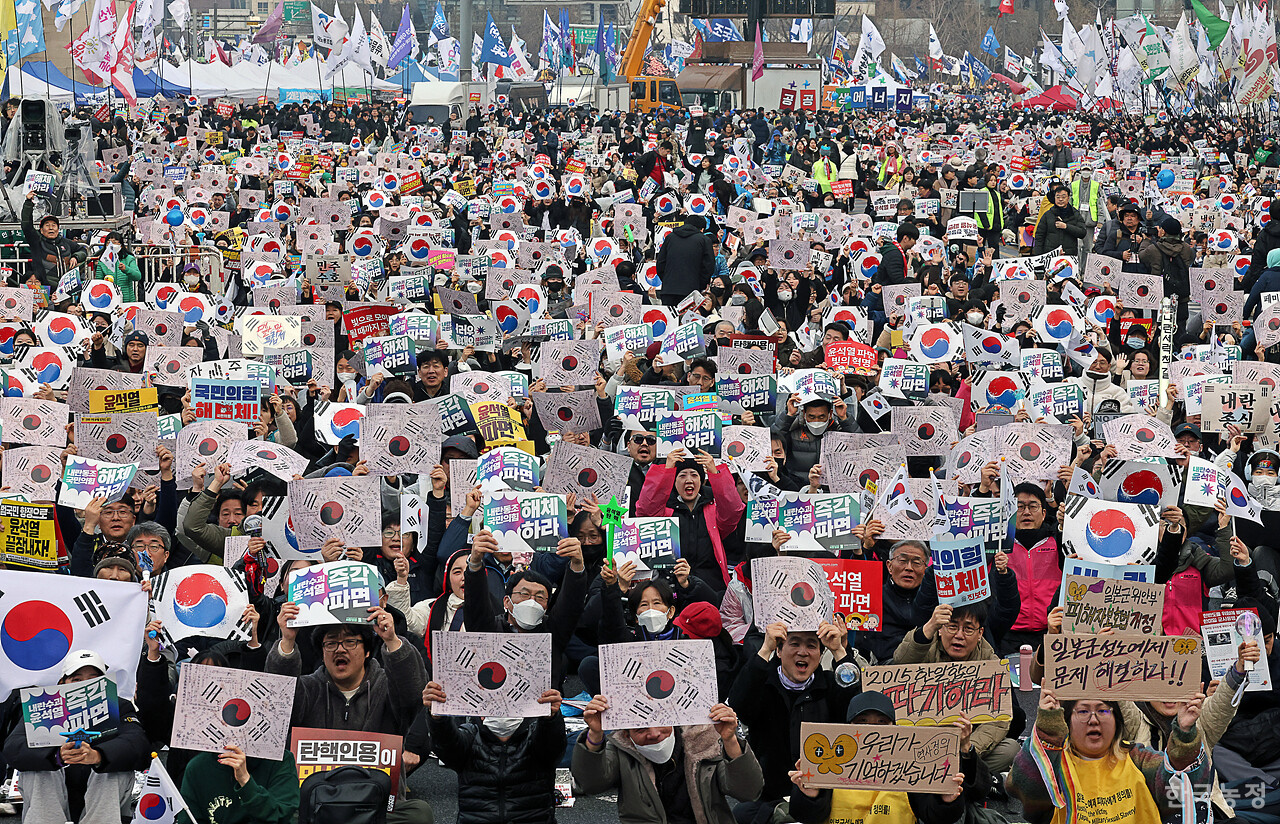 지난 1일 열린 ‘윤석열 즉각 퇴진! 사회대개혁! 제13차 범시민대행진’에서 서울 경복궁역 앞 도로를 가득 메운 시민들이 한국광복군 서명문 태극기 등을 손에 들고 윤석열의 파면을 촉구하고 있다.