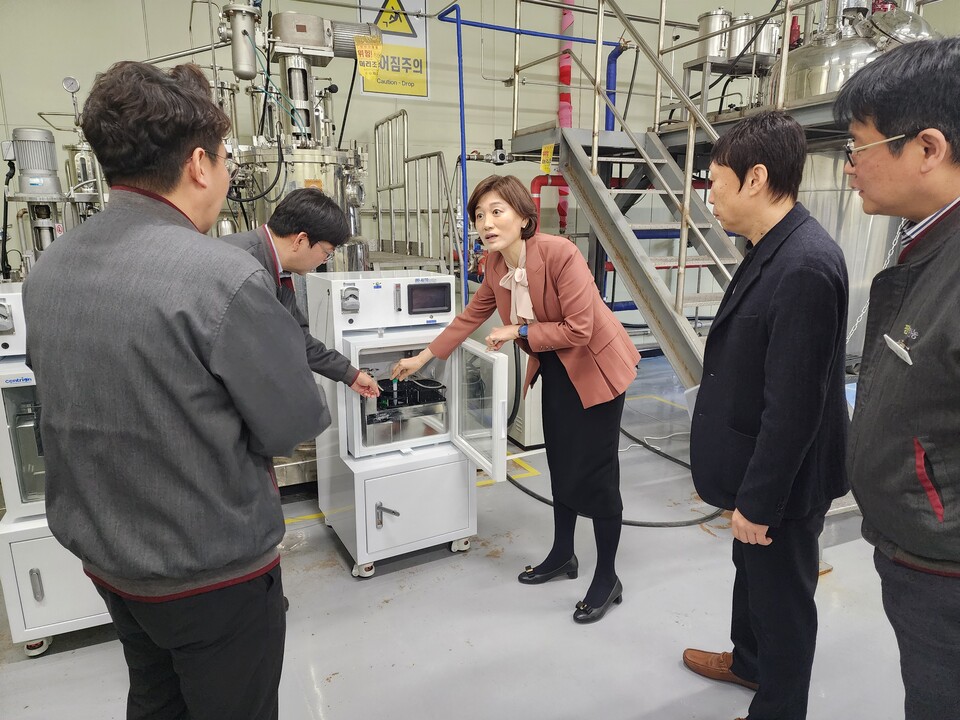  농촌진흥청 국립농업과학원이 지난 6일 (주)팜한농 부설 작물보호연구소를 찾아 작물 스트레스 경감과 병 방제 효과가 있는 미생물 산업화 계획을 논의했다. 농촌진흥청 제공 