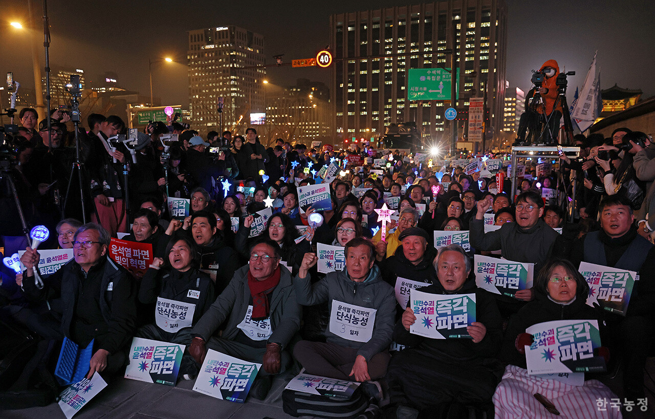 10일 저녁 서울 광화문 동십자각에서 열린 ‘내란수괴 윤석열 즉각 파면 긴급집회’에서 사흘째 단식 중인 윤석열즉각퇴진·사회대개혁 비상행동 공동의장단과 야5당 의원들을 비롯한 시민들이 ‘윤석열 즉각 파면 및 내란 세력 청산’ 등을 외치고 있다. 윤석열 대통령이 석방된 후 지난 9일 ‘긴급 비상행동 주간’을 선포한 비상행동은 윤석열에 대한 파면 선고가 나올 때까지 매일 저녁 긴급집회를 진행할 예정이다. 