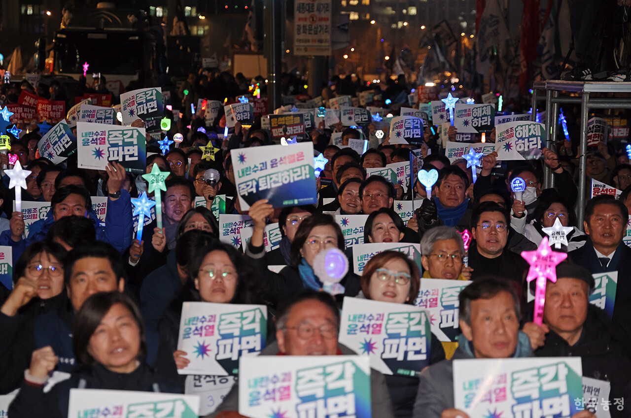 10일 저녁 서울 광화문 동십자각에서 열린 ‘내란수괴 윤석열 즉각 파면 긴급집회’에서 사흘째 단식 중인 윤석열즉각퇴진·사회대개혁 비상행동 공동의장단과 야5당 의원들을 비롯한 시민들이 ‘윤석열 즉각 파면 및 내란 세력 청산’ 등을 외치고 있다. 윤석열 대통령이 석방된 후 지난 9일 ‘긴급 비상행동 주간’을 선포한 비상행동은 윤석열에 대한 파면 선고가 나올 때까지 매일 저녁 긴급집회를 진행할 예정이다. 