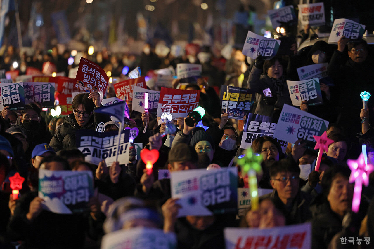 10일 저녁 서울 광화문 동십자각에서 열린 ‘내란수괴 윤석열 즉각 파면 긴급집회’에서 시민들이 ‘윤석열 즉각 파면 및 내란 세력 청산’ 등을 외치고 있다. 윤석열 대통령이 석방된 후 지난 9일 ‘긴급 비상행동 주간’을 선포한 비상행동은 윤석열에 대한 파면 선고가 나올 때까지 매일 저녁 긴급집회를 진행할 예정이다. 