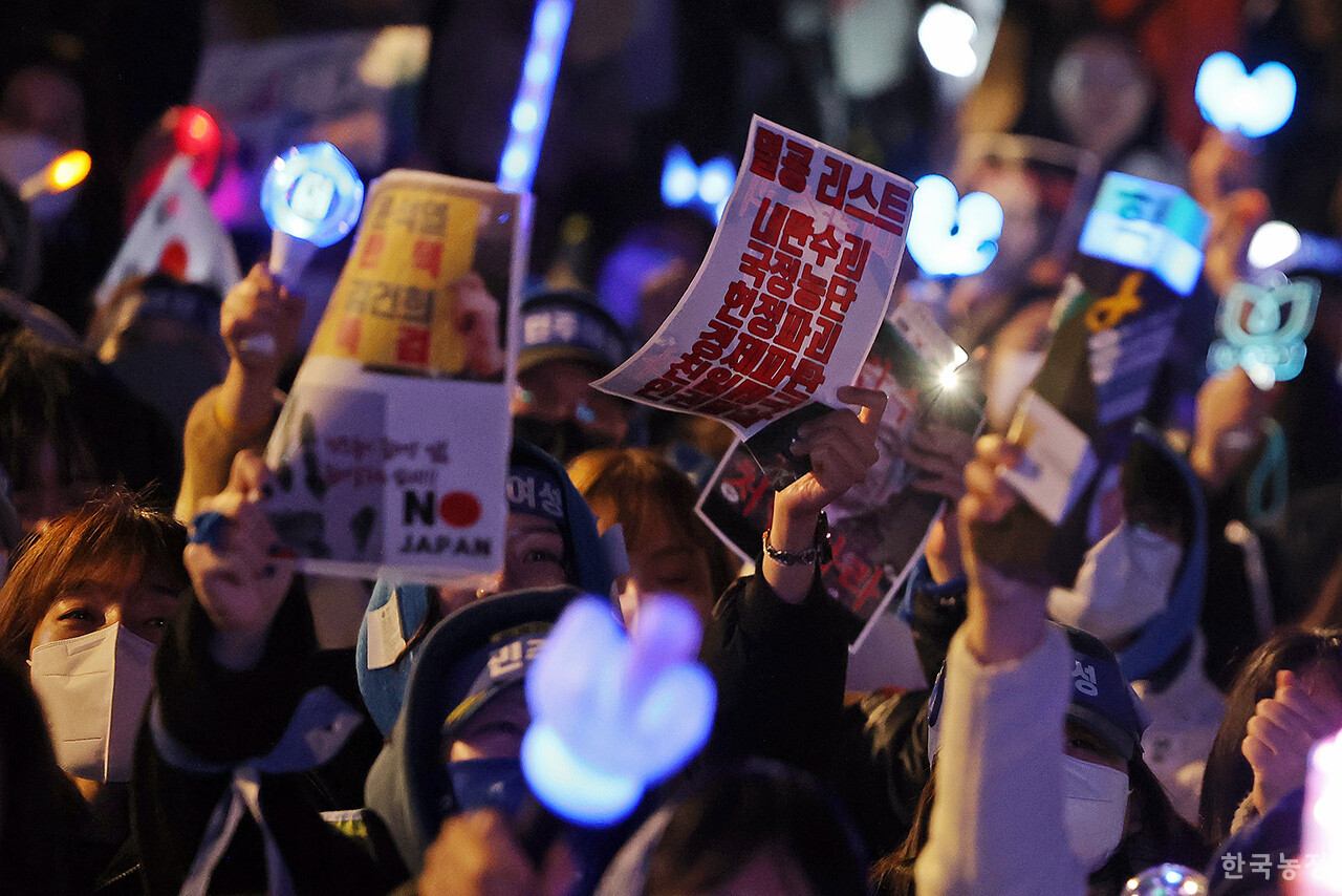 10일 저녁 서울 광화문 동십자각에서 열린 ‘내란수괴 윤석열 즉각 파면 긴급집회’에서 시민들이 ‘윤석열 즉각 파면 및 내란 세력 청산’ 등을 외치고 있다. 윤석열 대통령이 석방된 후 지난 9일 ‘긴급 비상행동 주간’을 선포한 비상행동은 윤석열에 대한 파면 선고가 나올 때까지 매일 저녁 긴급집회를 진행할 예정이다. 