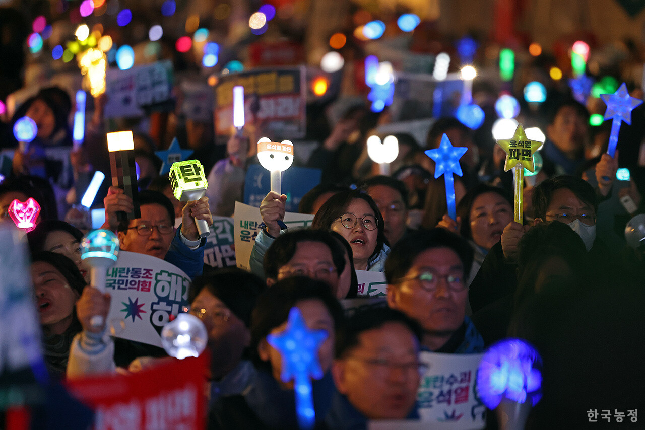 10일 저녁 서울 광화문 동십자각에서 열린 ‘내란수괴 윤석열 즉각 파면 긴급집회’에서 야5당 의원들을 비롯한 시민들이 ‘윤석열 즉각 파면 및 내란 세력 청산’ 등을 외치고 있다. 윤석열 대통령이 석방된 후 지난 9일 ‘긴급 비상행동 주간’을 선포한 비상행동은 윤석열에 대한 파면 선고가 나올 때까지 매일 저녁 긴급집회를 진행할 예정이다. 