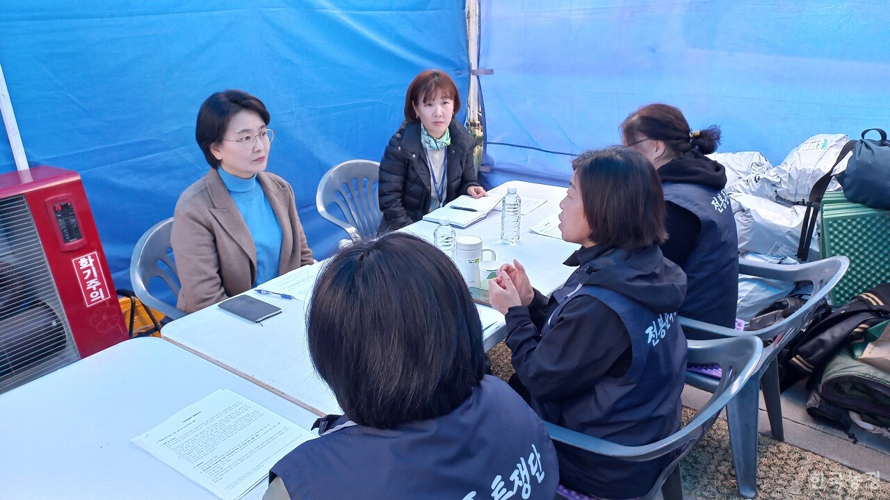 전국여성농민회총연합 회장단과 임미애 의원, 하진미 보좌관이 12일 광화문 전봉준투쟁단 농성 천막에서 여성농민 정책과제를 논의하고 있다.