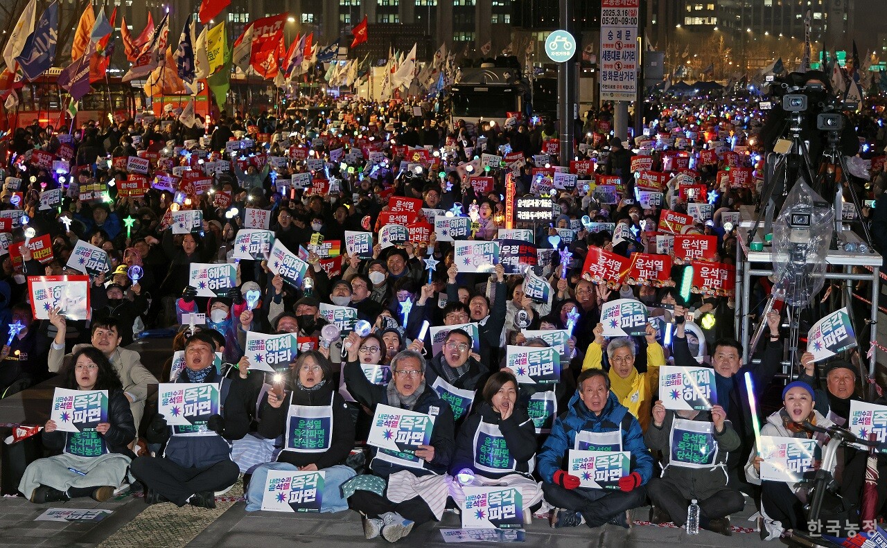 지난 12일 서울 광화문 동십자각에서 열린 ‘내란수괴 윤석열 즉각 파면 긴급집회’에서 5일째 단식 중인 윤석열즉각퇴진·사회대개혁 비상행동 공동의장단을 비롯한 야5당 의원, 수많은 시민들이 ‘윤석열 즉각 파면 및 내란 세력 청산’ 등을 외치고 있다. 한승호 기자