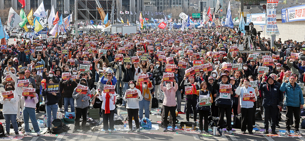 15일 오후 서울 광화문 동십자각 앞에서 열린 '윤석열 즉각 파면, 내란농정 종식, 농업대개혁 실현 전국농민대회'에서 농민들이 '윤석열 즉각 파면' 등을 촉구하는 구호를 외치고 있다. 한승호 기자