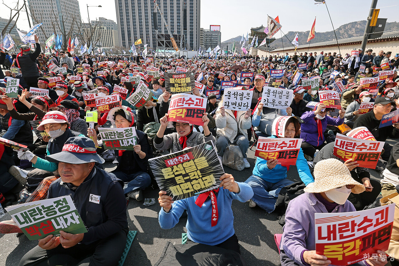15일 오후 서울 광화문 동십자각 앞에서 열린 '윤석열 즉각 파면, 내란농정 종식, 농업대개혁 실현 전국농민대회'에서 농민들이 '윤석열 즉각 파면' 등을 촉구하는 구호를 외치고 있다. 한승호 기자