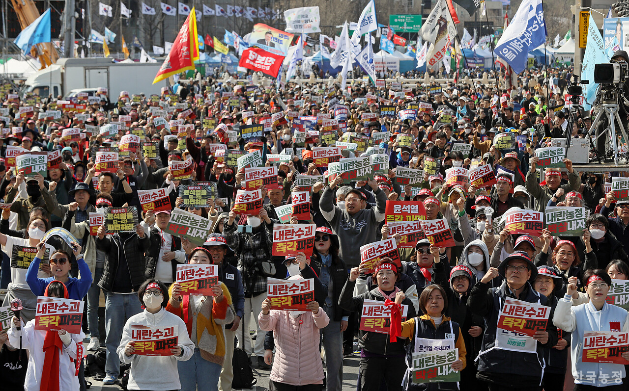 15일 오후 서울 광화문 동십자각 앞에서 열린 '윤석열 즉각 파면, 내란농정 종식, 농업대개혁 실현 전국농민대회'에서 농민들이 '윤석열 즉각 파면' 등을 촉구하는 구호를 외치고 있다. 한승호 기자