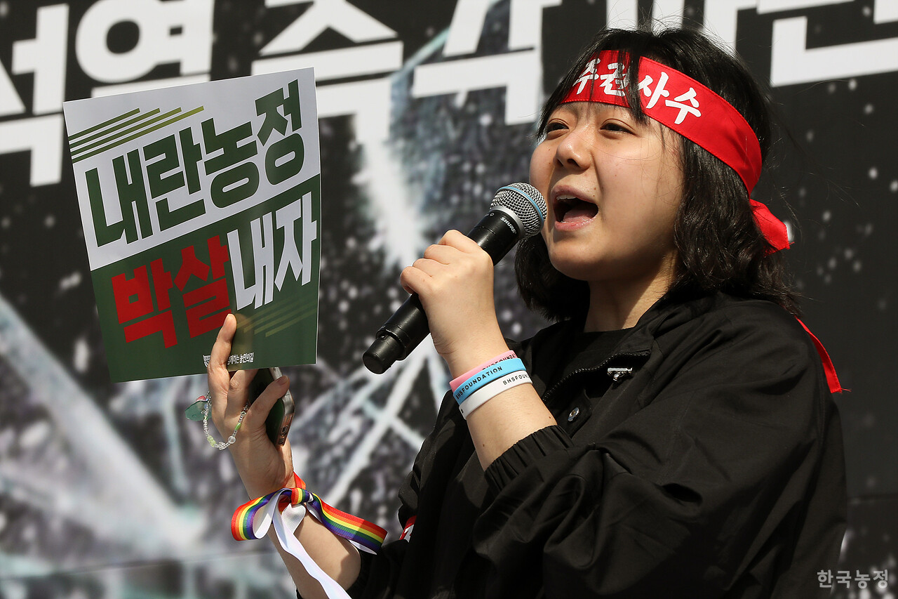 15일 오후 서울 광화문 동십자각 앞에서 열린 '윤석열 즉각 파면, 내란농정 종식, 농업대개혁 실현 전국농민대회'에서 도시 소비자 김현씨가 연대사를 하고 있다. 한승호 기자