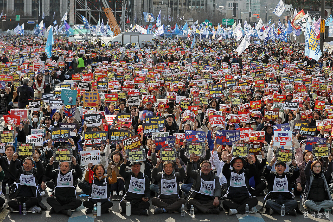 15일 오후 서울 광화문 동십자각 앞에서 열린 '100만 시민 총집중의 날 윤석열 즉각 퇴진! 사회대개혁! 제15차 범시민대행진'에 참석한 시민들이 윤석열 즉각 파면을 촉구하는 구호를 외치고 있다. 한승호 기자