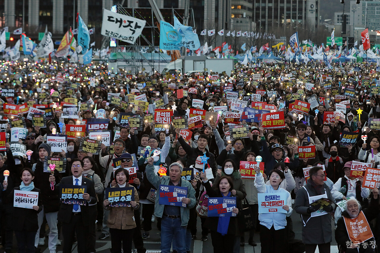 15일 오후 서울 광화문 동십자각 앞에서 열린 '100만 시민 총집중의 날 윤석열 즉각 퇴진! 사회대개혁! 제15차 범시민대행진'에 참석한 시민들이 윤석열 즉각 파면을 촉구하는 구호를 외치고 있다. 한승호 기자