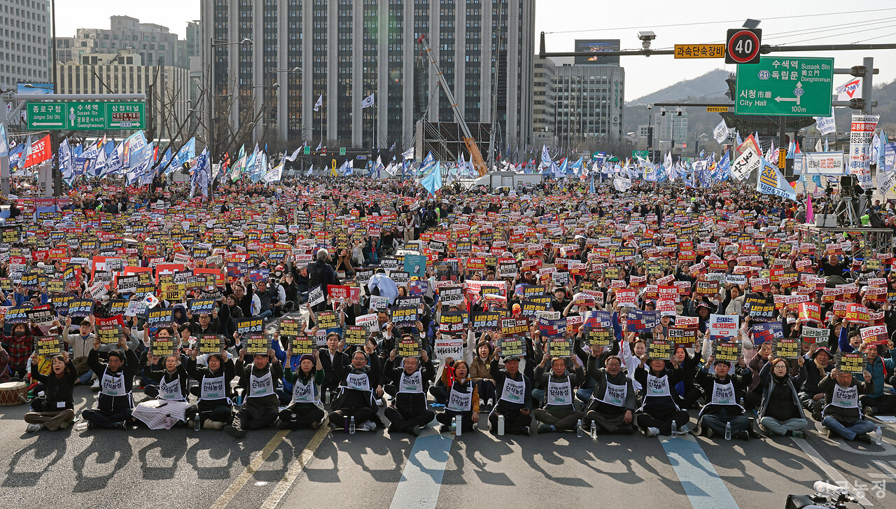 15일 오후 서울 광화문 동십자각 앞에서 열린 '100만 시민 총집중의 날 윤석열 즉각 퇴진! 사회대개혁! 제15차 범시민대행진'에 참석한 시민들이 윤석열 즉각 파면을 촉구하는 구호를 외치고 있다. 한승호 기자